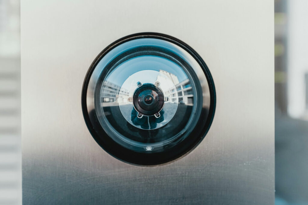 Kompleksowe bezpieczeństwo: Jak mieszkać spokojnie w bloku lub apartamentowcu? 2 bernard hermant IhcSHrZXFs4 unsplash