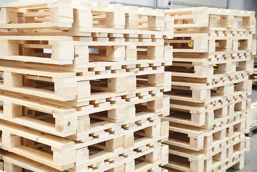 Palety drewniane jako element łańcucha dostaw i transportu towarów
