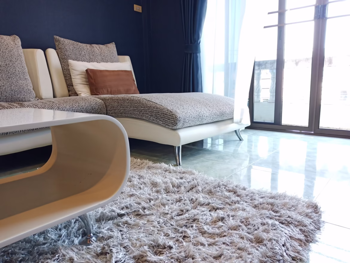 Jak dobrać dywan do salonu – przewodnik po rozmiarach, kolorach i stylach