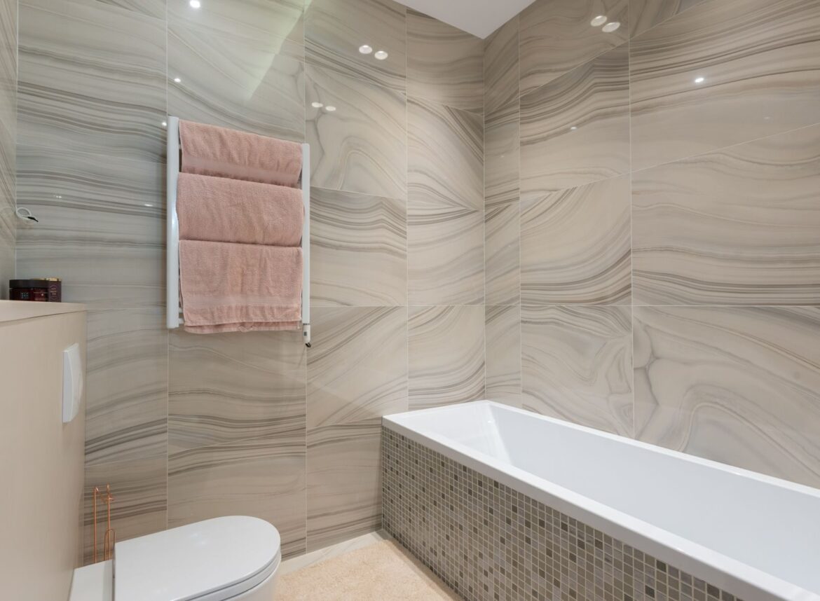 Imitacja drewna, kamienia i betonu – płytki ceramiczne, panele czy tapety